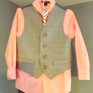 Boys suit and tie size 4